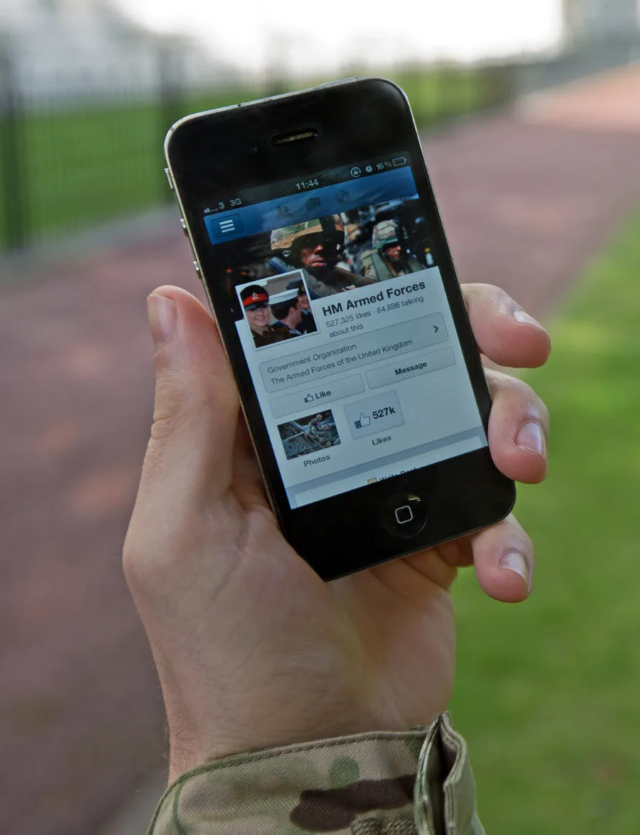 Smartphone con pagina social aperta, contesto di benessere digitale