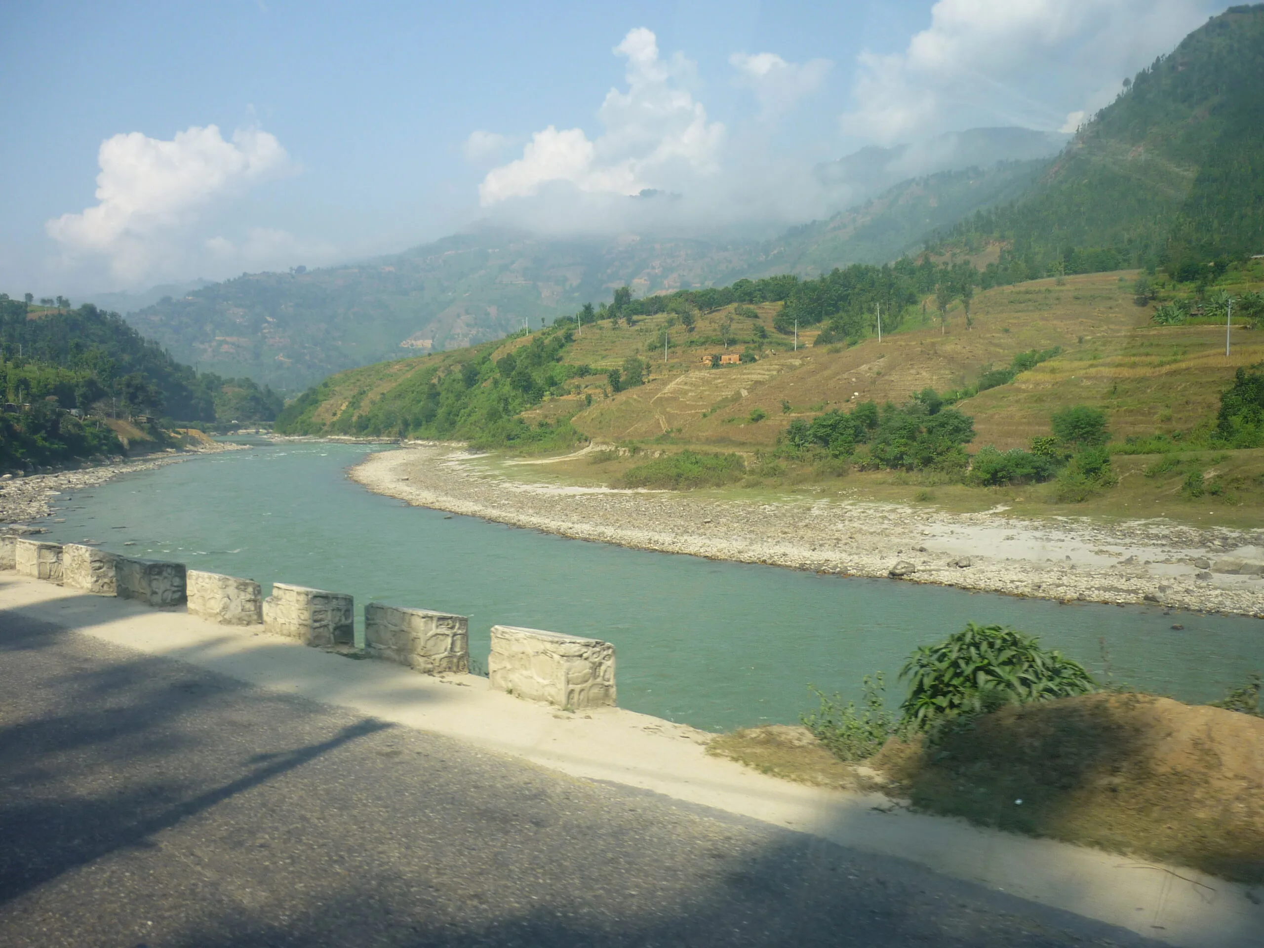 Veduta del fiume Trishuli in Nepal con colline e strada
