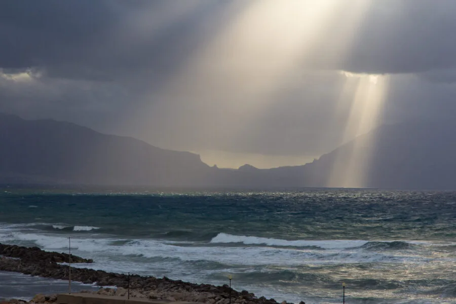 Temporale sul mar Tirreno con mare mosso e nuvole scure