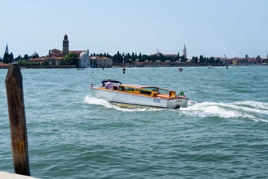 Taxi acqueo in navigazione nella laguna di Venezia