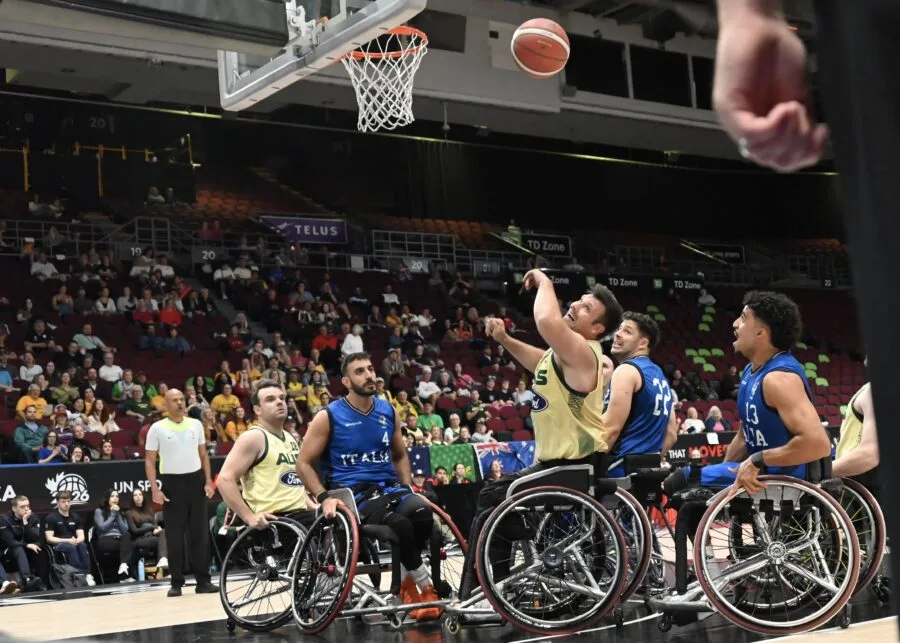 Giocatori italiani in azione contro l Australia nella finale mondiale di basket in carrozzina