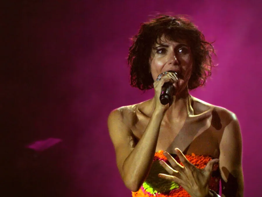 Giorgia canta con un microfono su un palco illuminato