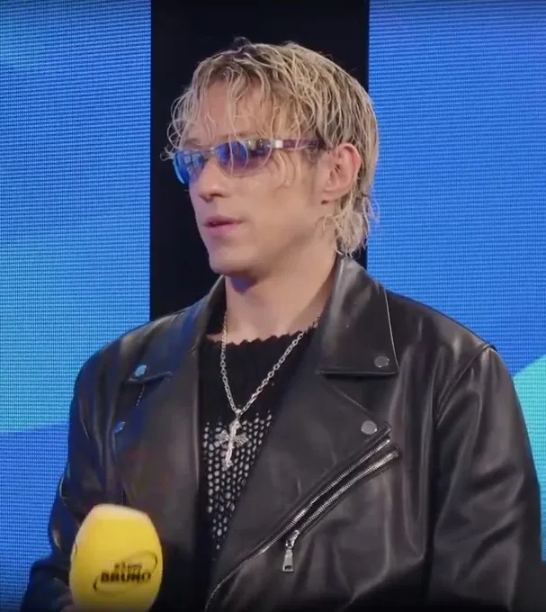 Irama durante un'intervista con microfono Radio Bruno