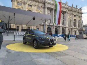 Vettura della Guardia di Finanza in piazza Castello a Torino