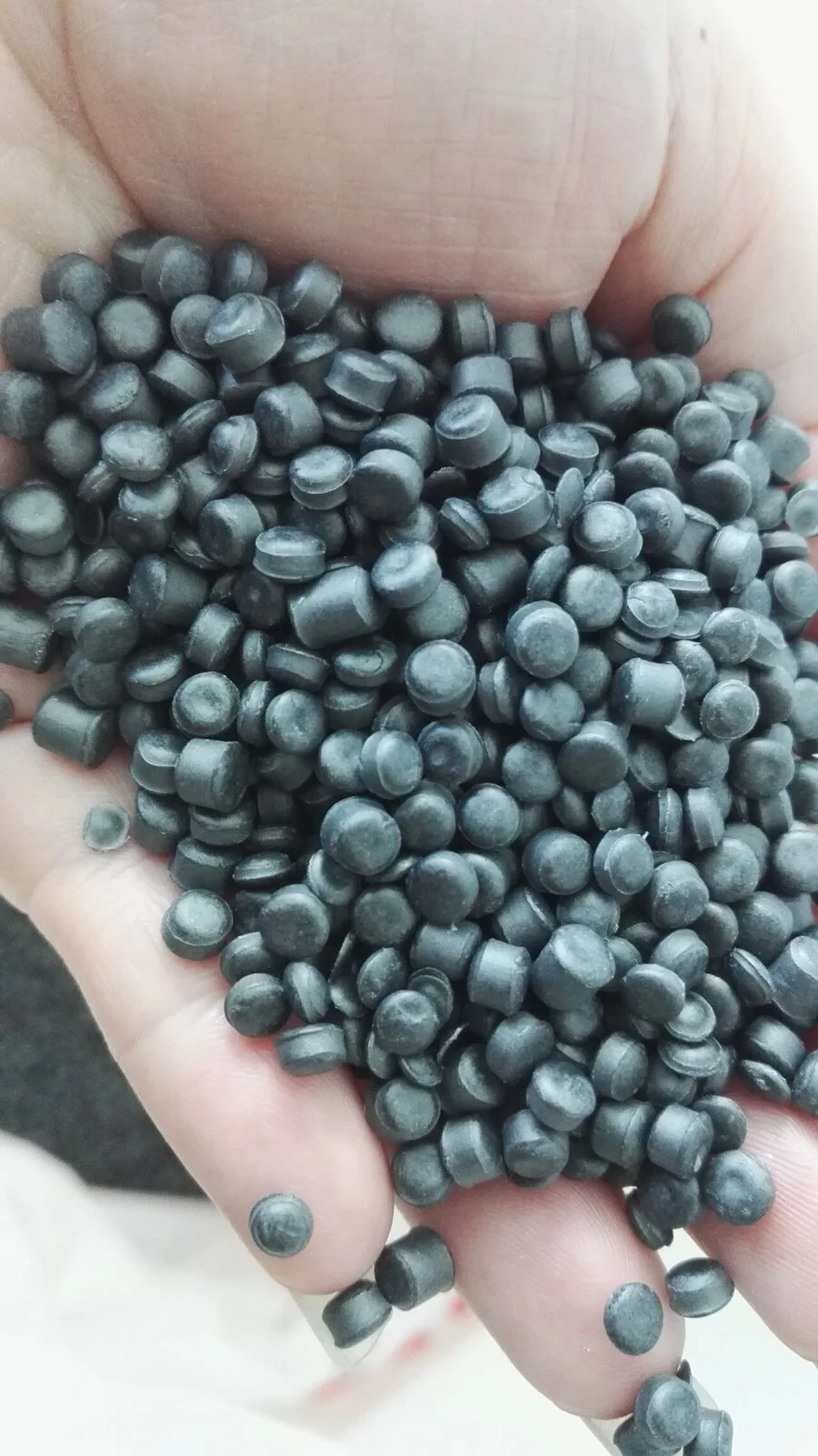 Granuli di plastica usati nei processi industriali