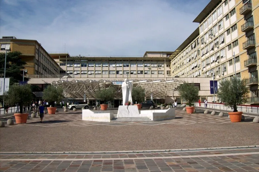 La facciata e l’ingresso del Policlinico Gemelli di Roma