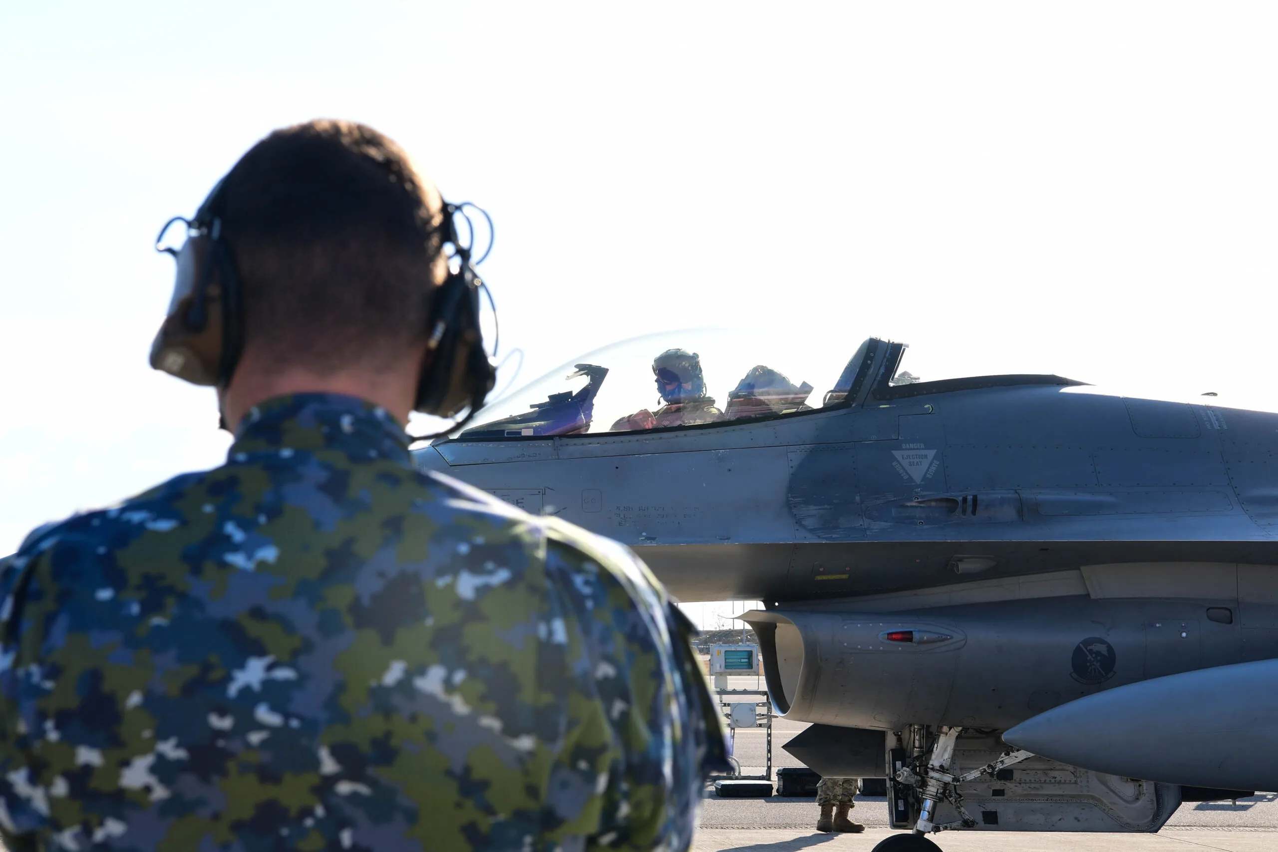 Personale militare e velivolo durante attività operativa ad Aviano