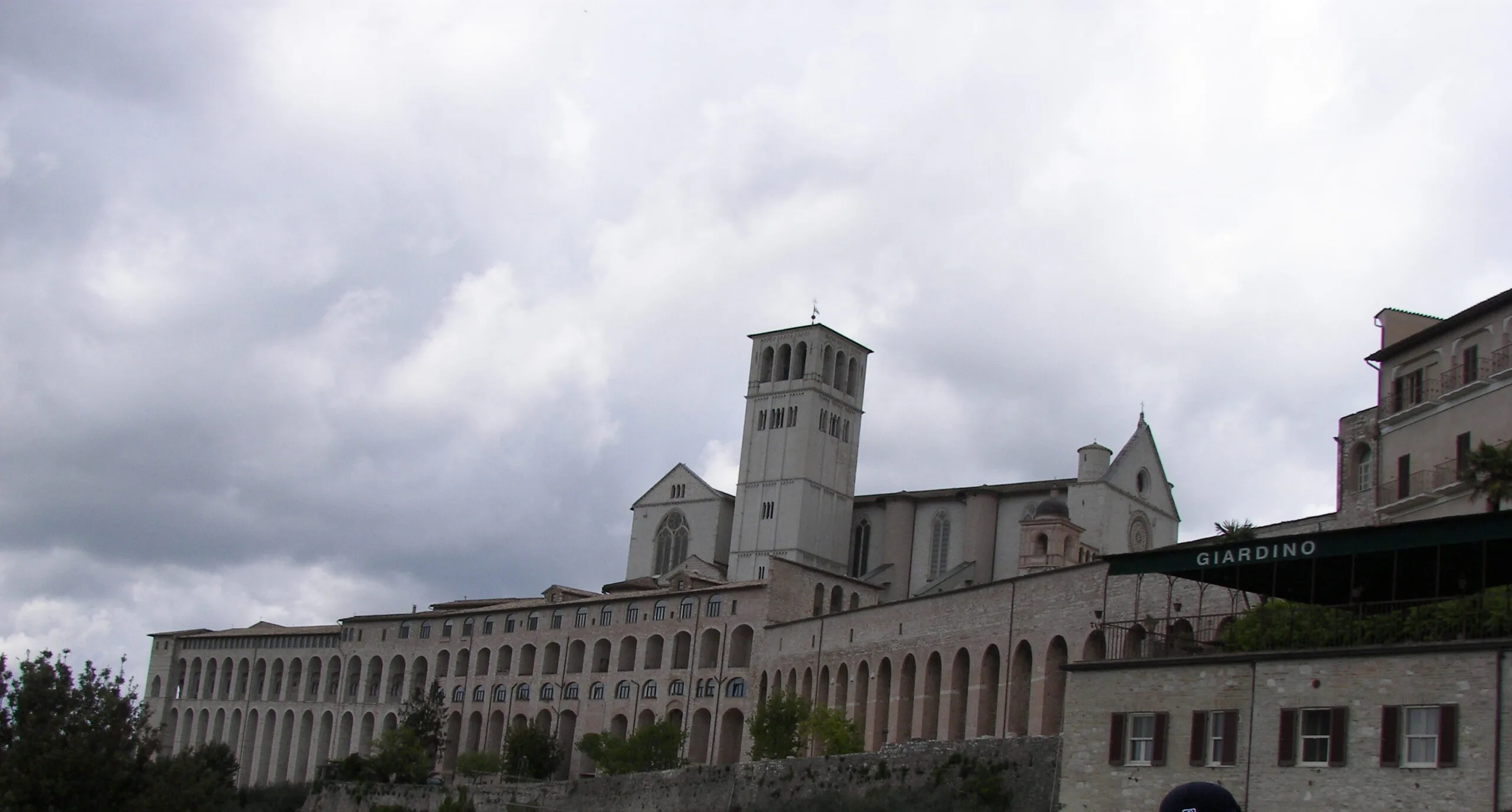 Basilica di San Francesco ad Assisi vista dallesterno