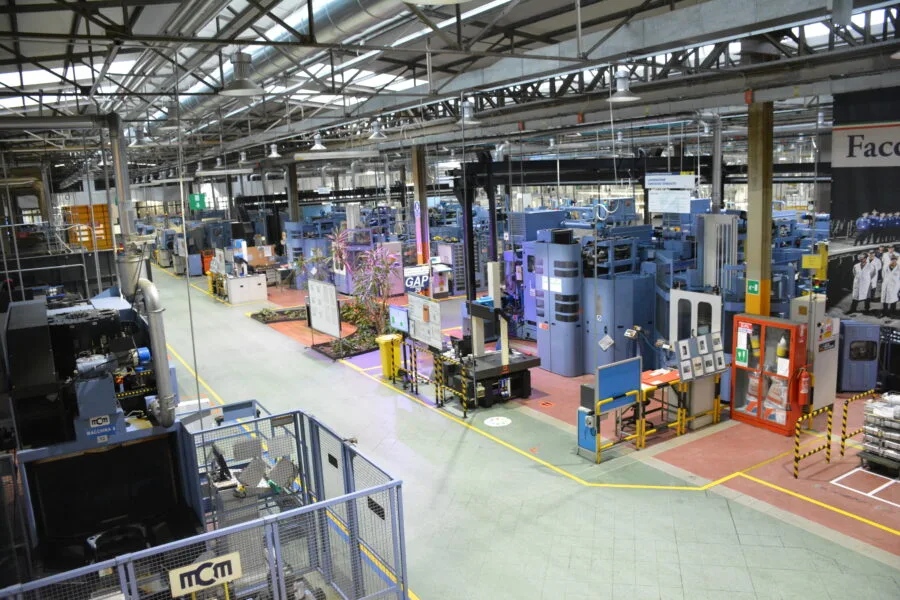 Interno di uno stabilimento produttivo in Italia con linee e macchinari