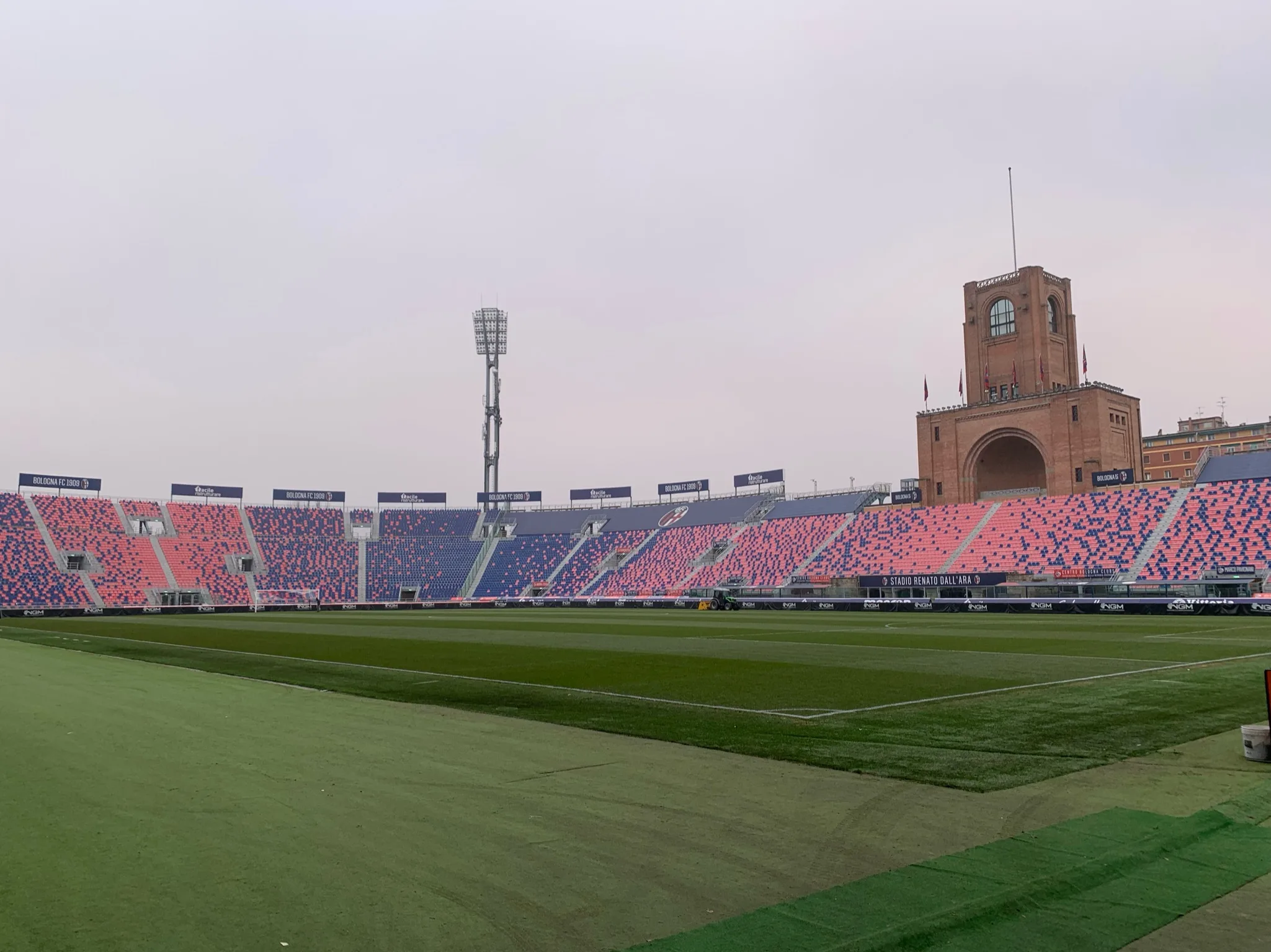 Lo Stadio Renato Dall’Ara di Bologna visto dal campo
