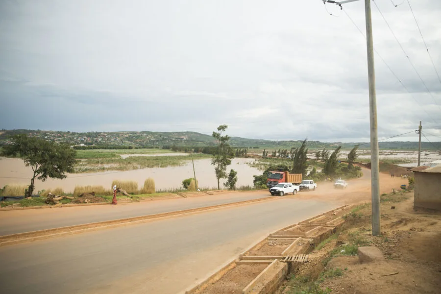 Strada e paesaggio nel distretto di Bugesera in Ruanda