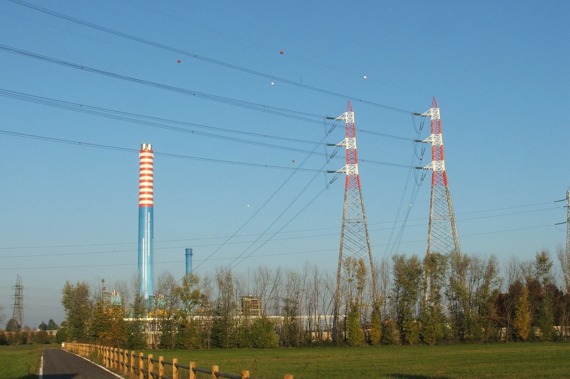 Centrale elettrica di Cassano d’Adda con tralicci ad alta tensione