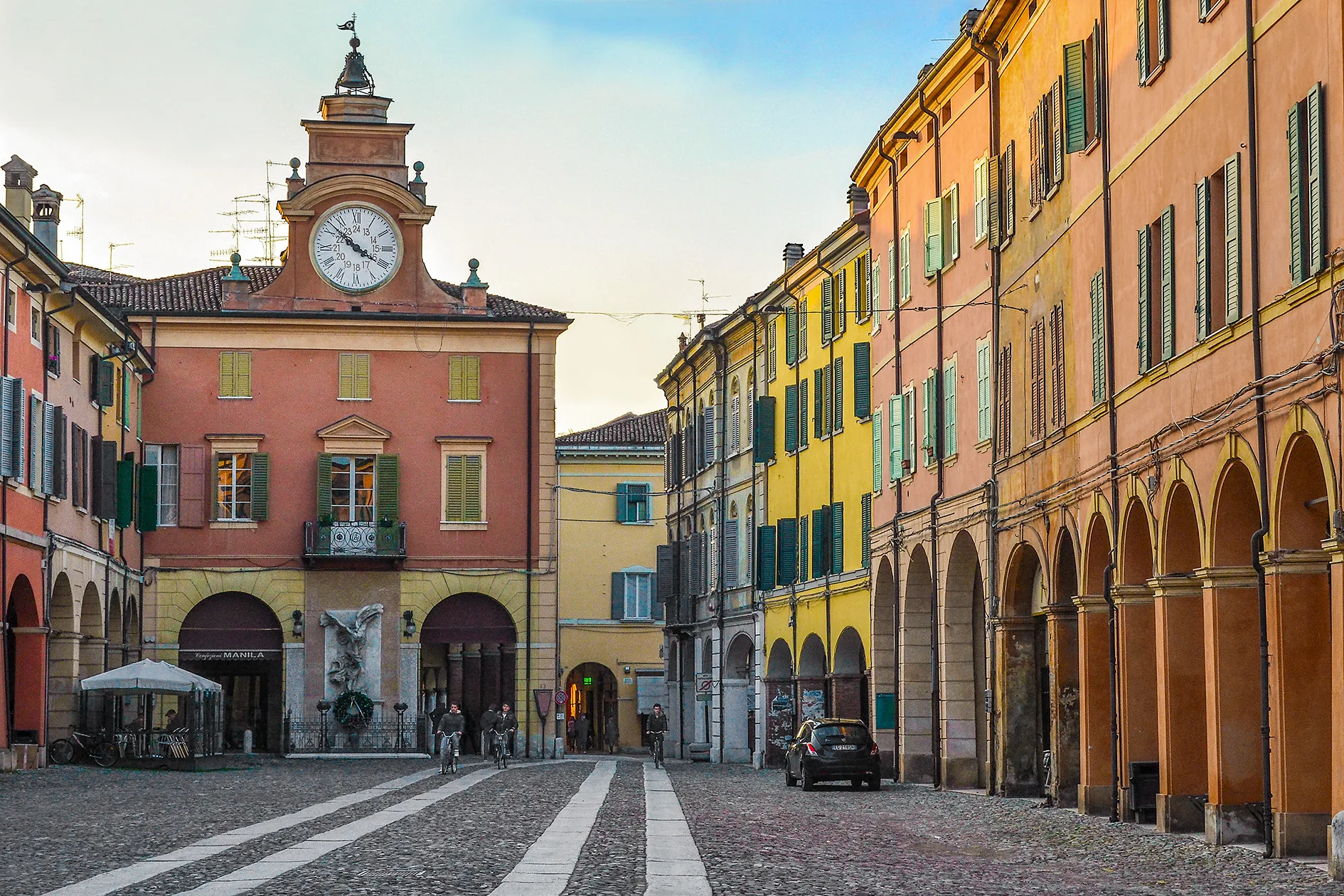 Corso Mazzini a Correggio, luogo centrale della serie Rai2 Estranei