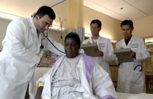 Medico visita una paziente con lo stetoscopio
