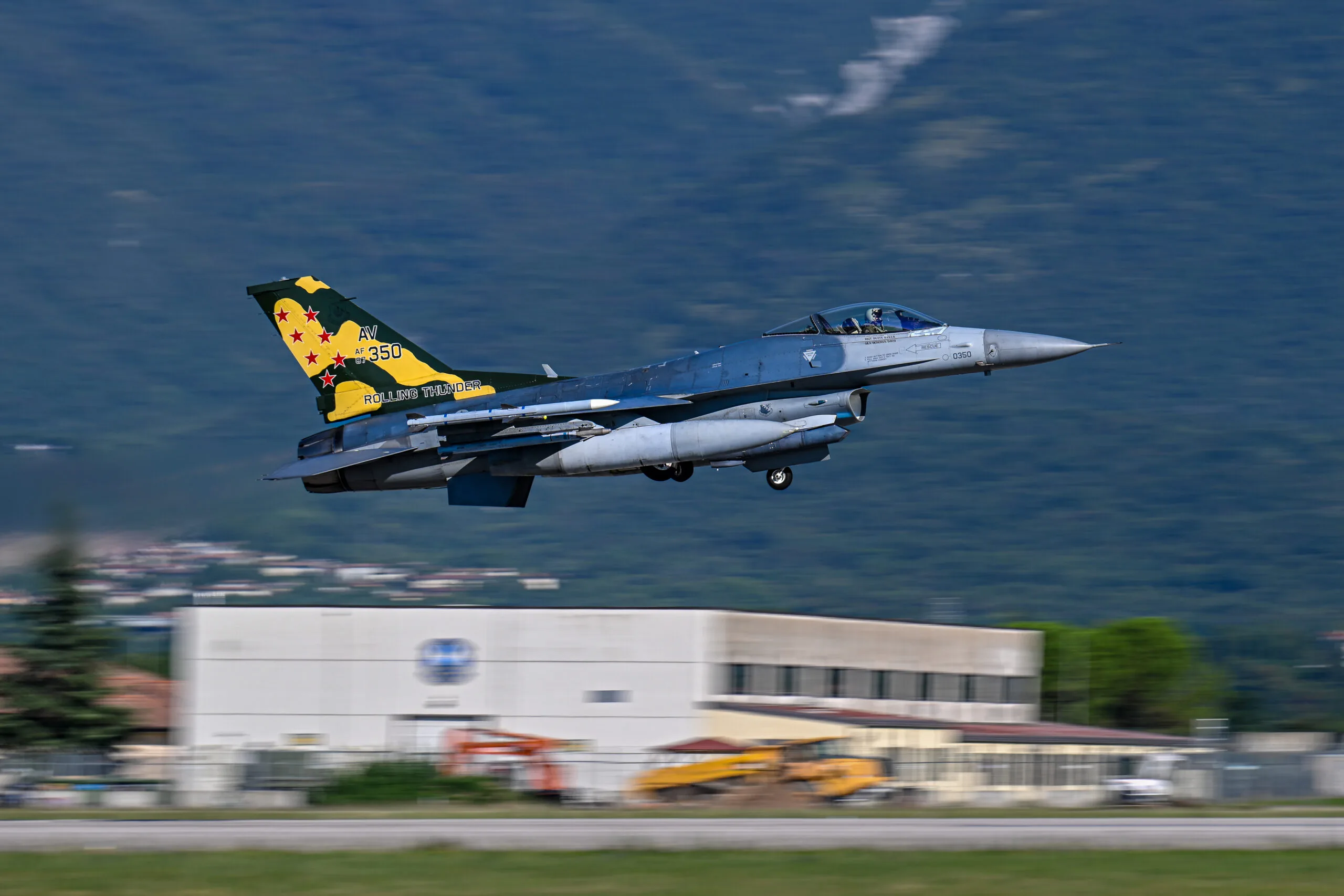 F-16 in decollo dalla base di Aviano durante attività aeronautica