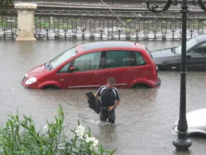 Strada allagata a Reggio Calabria durante un nubifragio