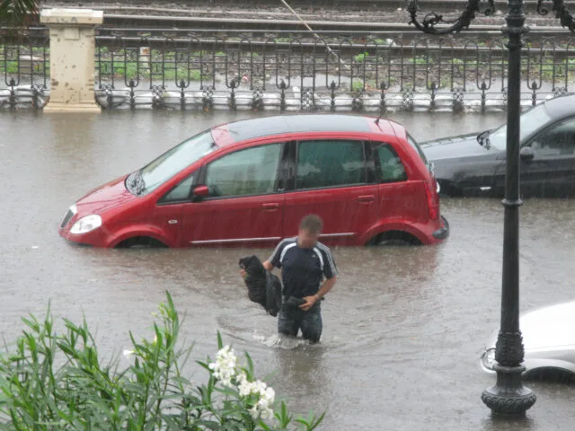 Strada allagata a Reggio Calabria durante un nubifragio