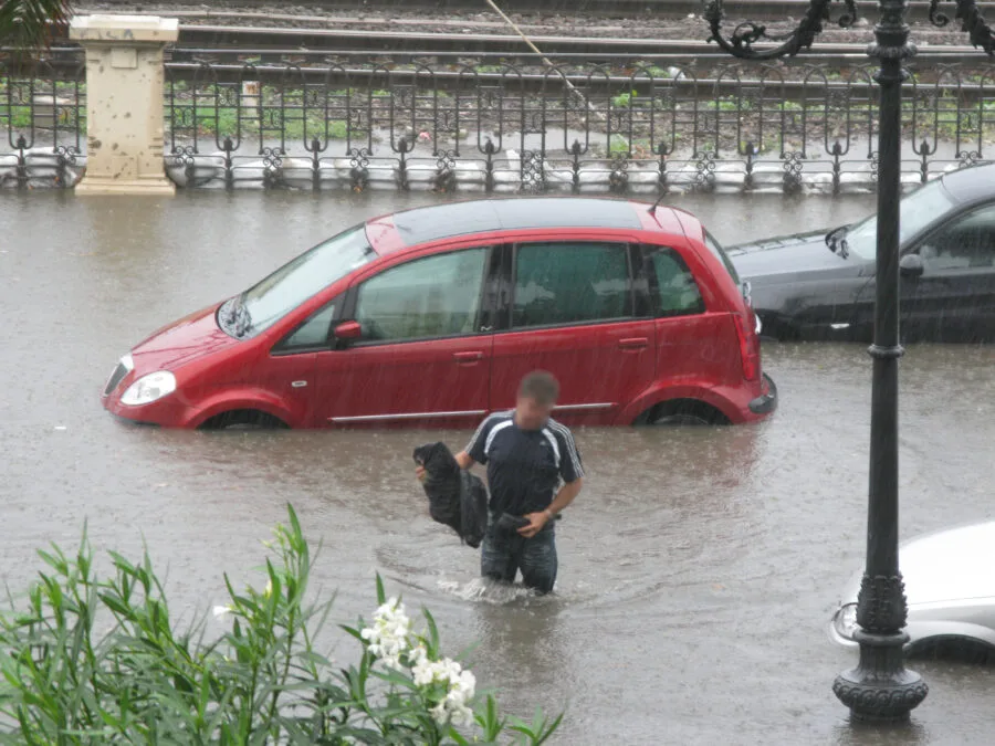 Strada allagata a Reggio Calabria con auto sommerse e pioggia intensa