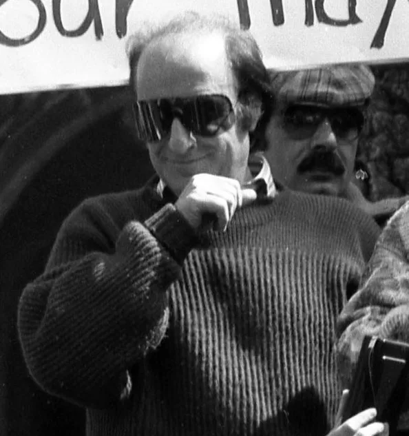 Ritratto di Giorgio Bracardi a Roma nel 1986 con occhiali scuri e microfono