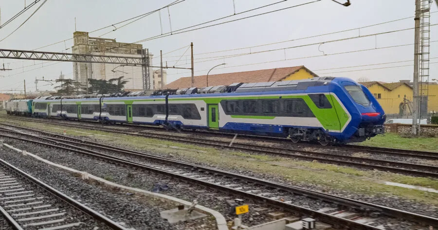 Treno regionale Blues alla stazione ferroviaria di Grosseto