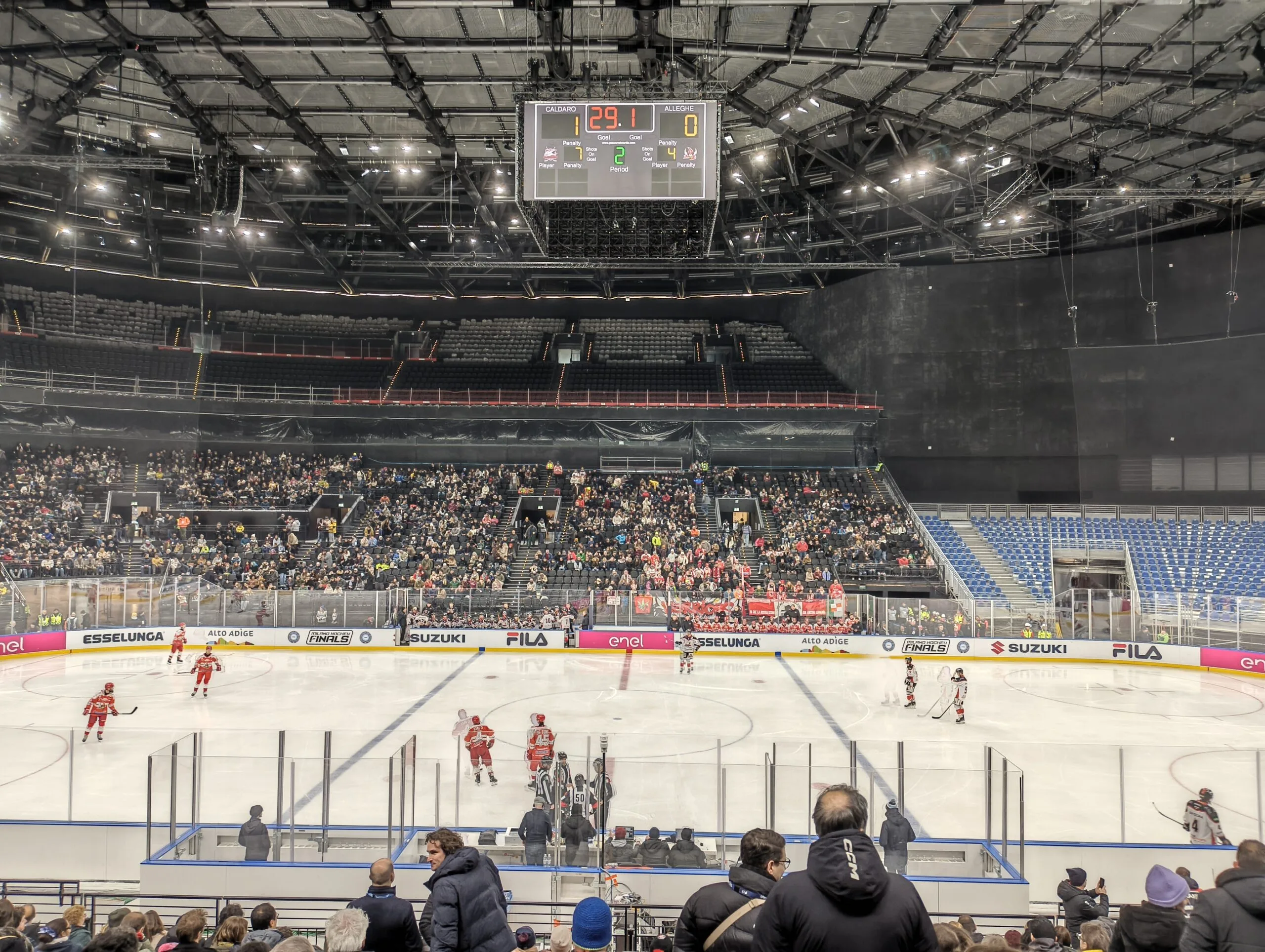 Arena milanese di hockey su ghiaccio con pista, pubblico e giocatori