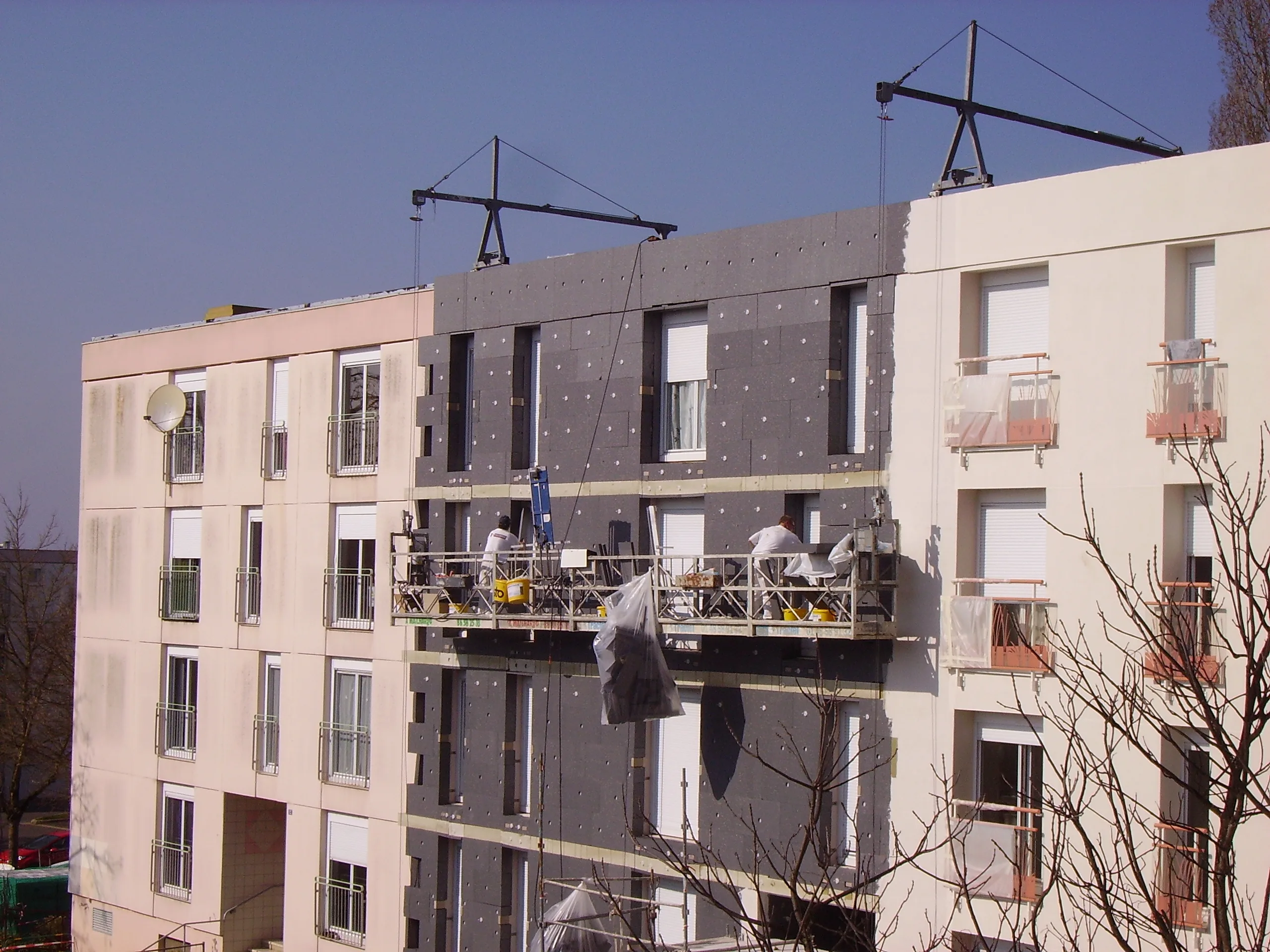 Pannelli isolanti applicati sulla facciata di un edificio residenziale