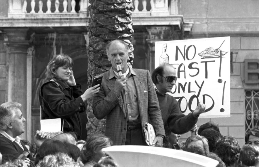 Giorgio Bracardi a una manifestazione a Roma nel 1986, visibile a destra accanto al cartello