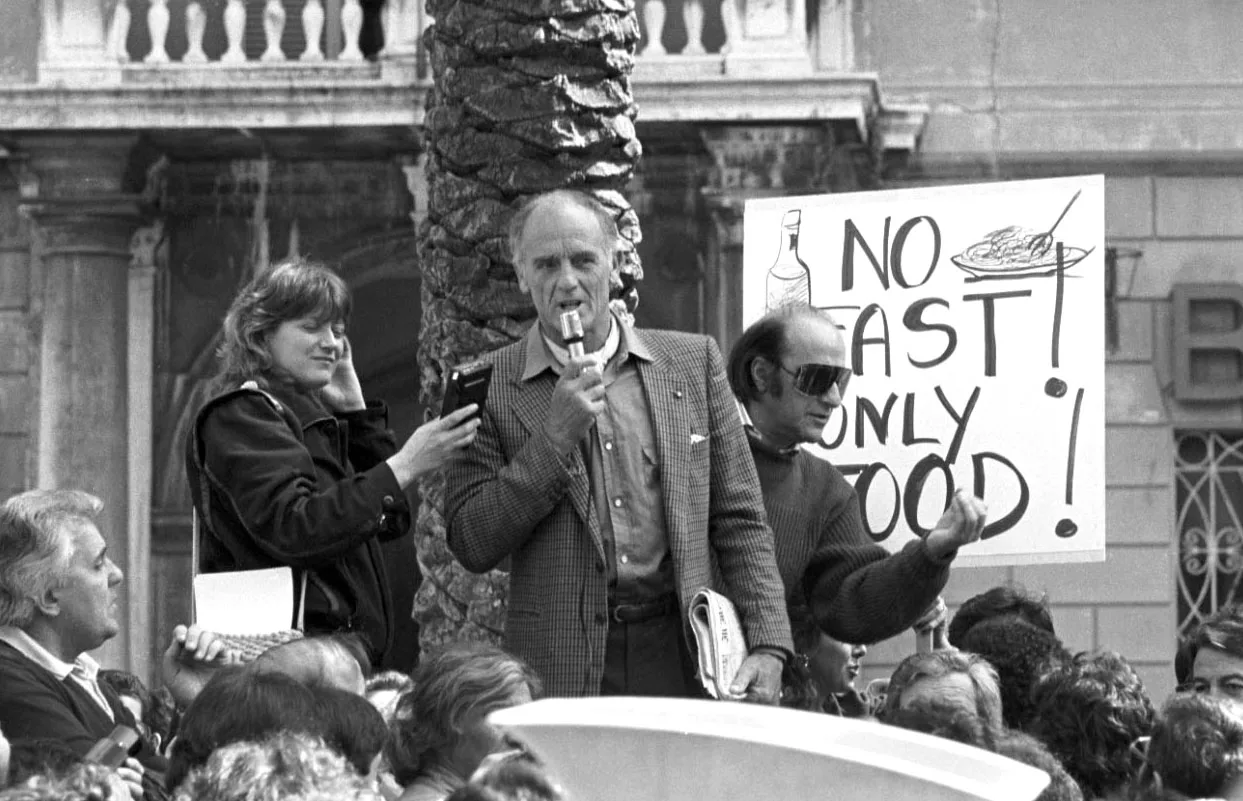 Giorgio Bracardi a una manifestazione a Roma nel 1986, visibile a destra accanto al cartello