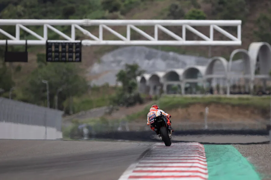 Marc Marquez in pista sul rettilineo del circuito di Mandalika