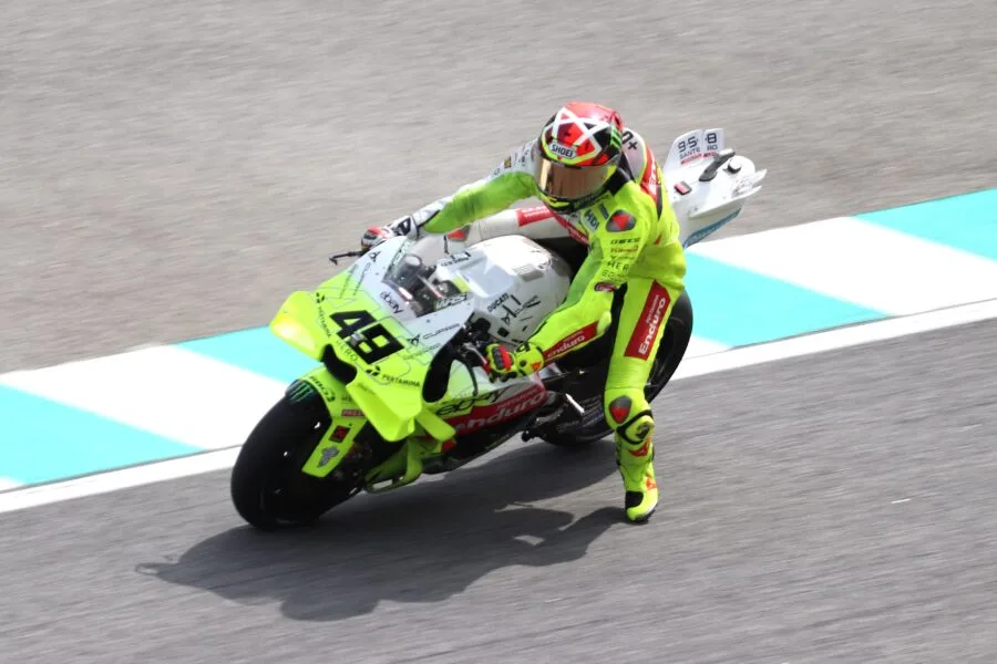 Fabio Di Giannantonio in curva con la Ducati del team VR46