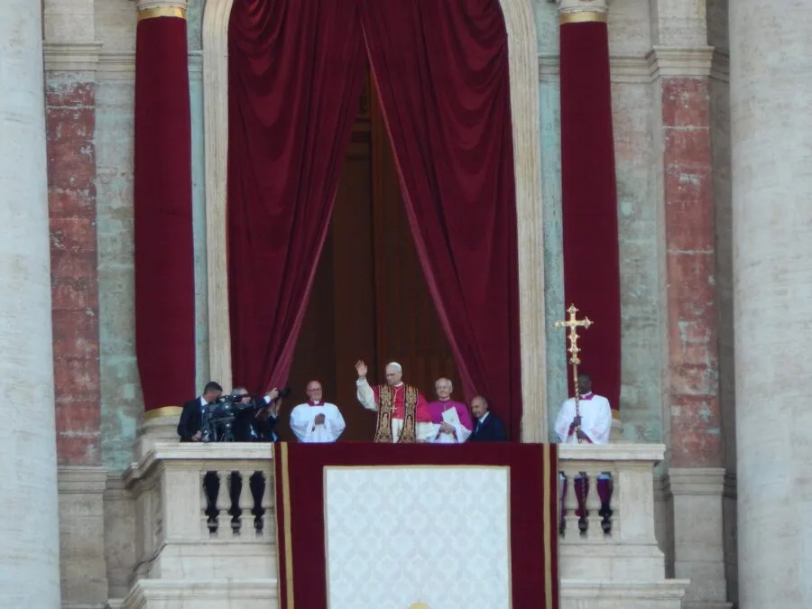 Papa Leone XIV saluta i fedeli dalla loggia di San Pietro
