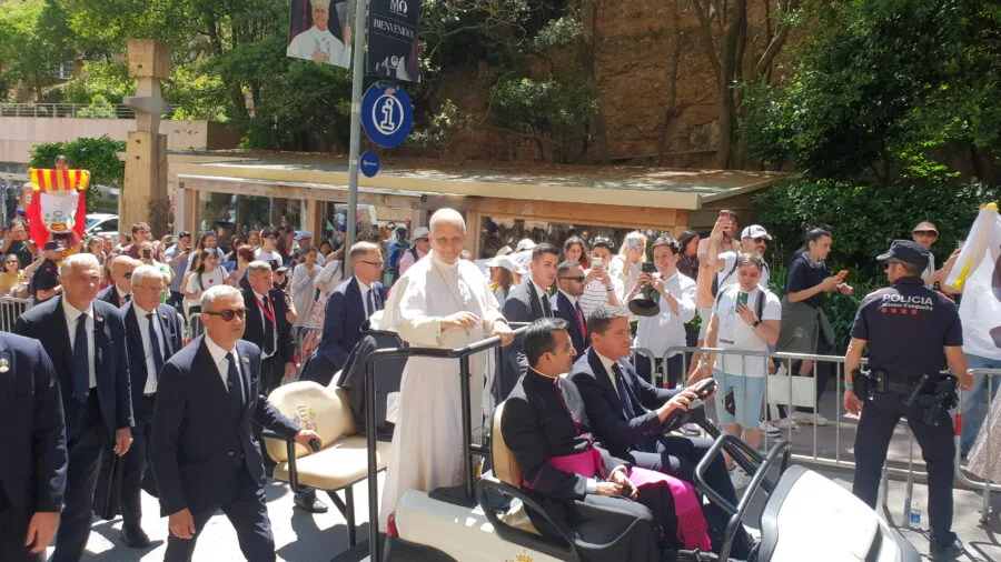 Papa Leone XIV saluta la folla dalla papamobile a Montserrat