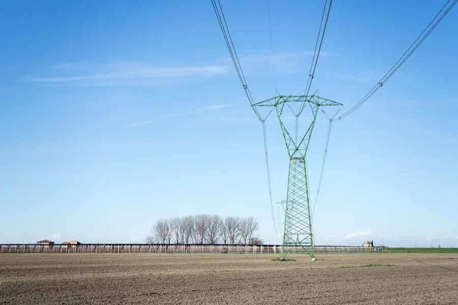 Traliccio e cavi di una linea elettrica ad alta tensione a Crevalcore, Bologna