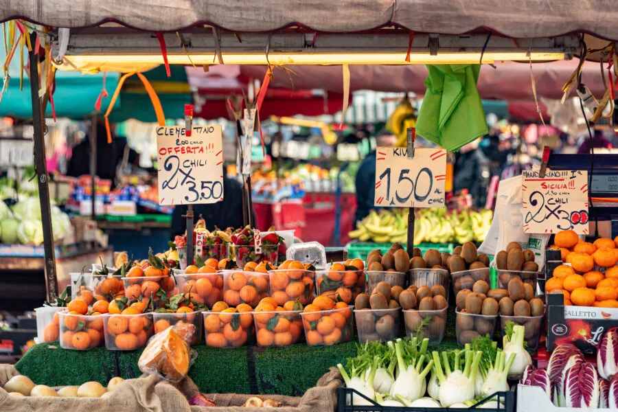 Prezzi esposti al mercato della frutta di Porta Palazzo a Torino