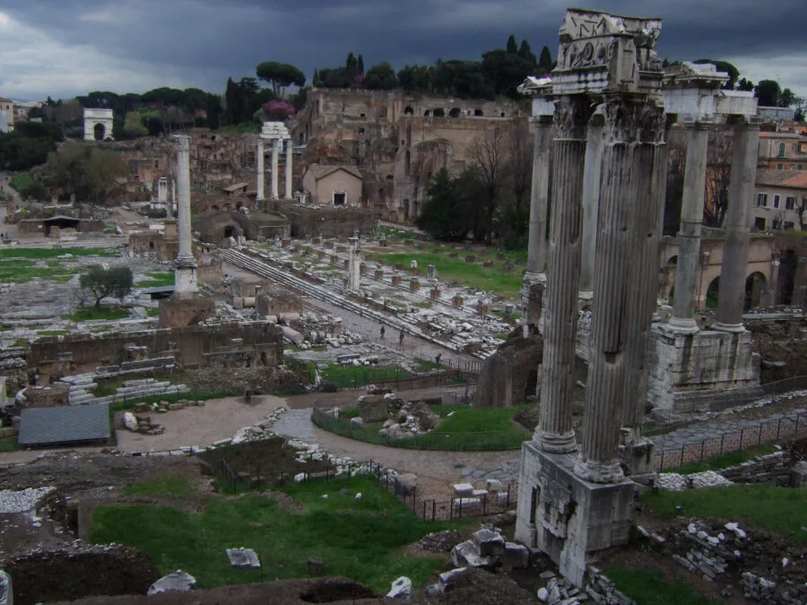 Foro Romano con cielo scuro durante un temporale a Roma