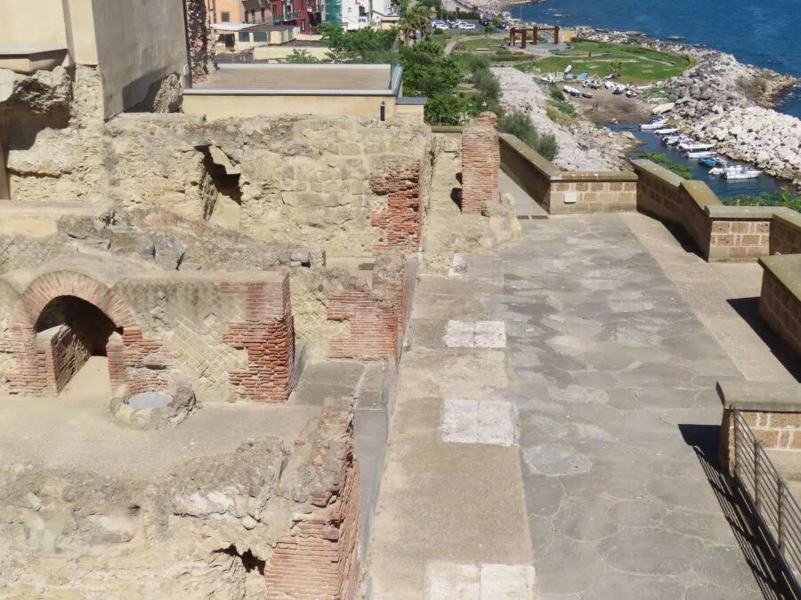 Rione Terra di Pozzuoli affacciato sul mare