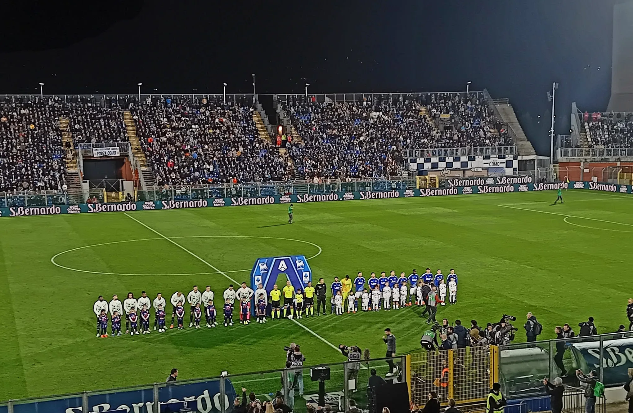 Squadre schierate in campo prima di una partita di Serie A tra Como e Lazio