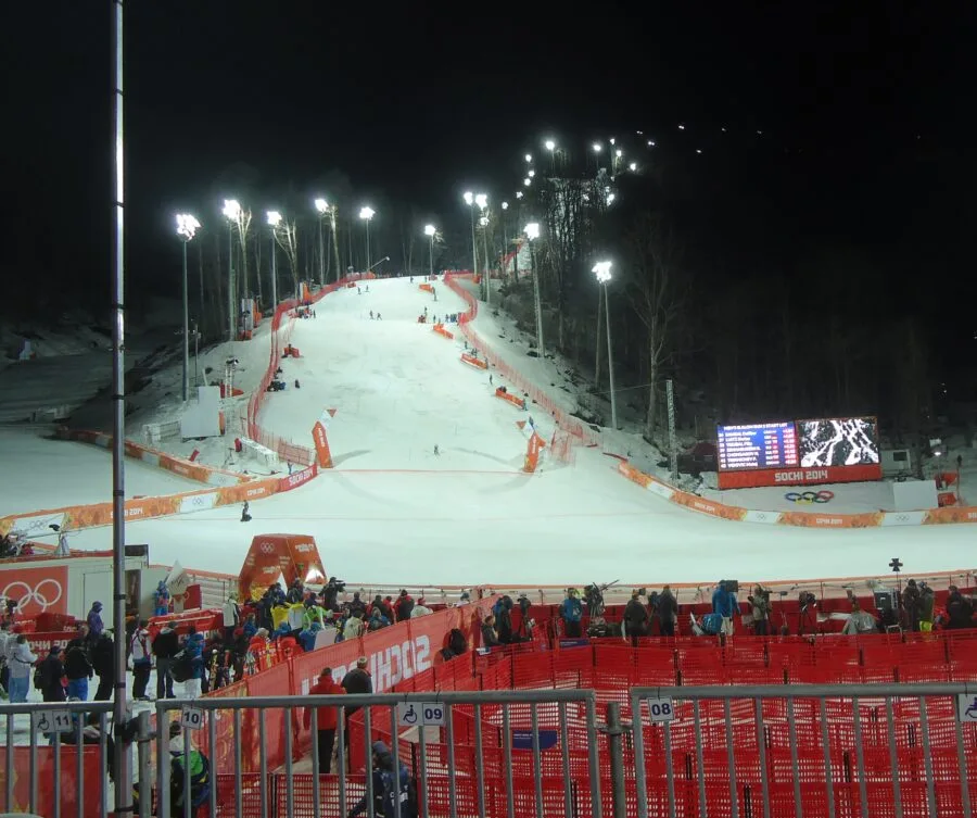 Tracciato di sci alpino con reti di protezione e porte di slalom