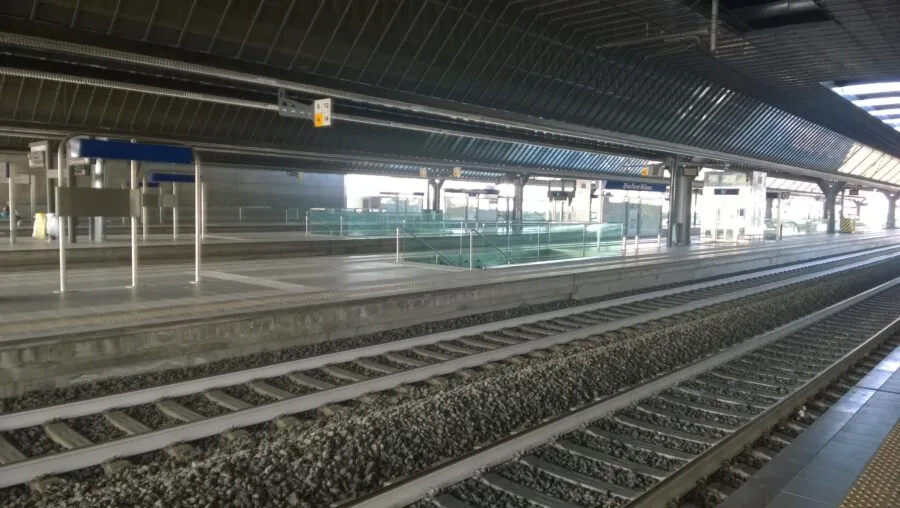 Banchine e copertura della stazione ferroviaria di Rho Fiera Milano