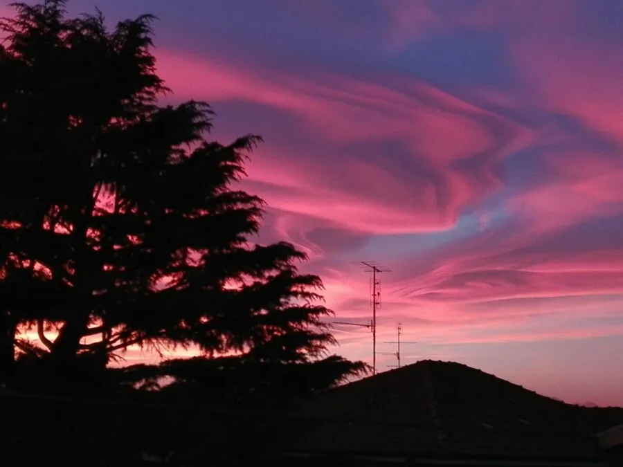 Cielo colorato dagli aerosol e dall'inquinamento atmosferico sopra Milano