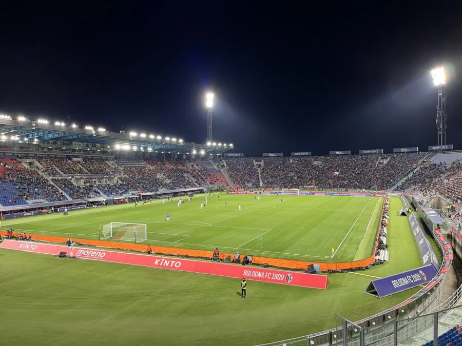 Il Dall’Ara illuminato durante una partita serale