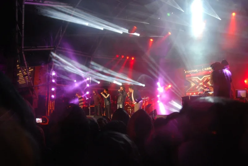 Scena di X Factor Italia con palco e pubblico