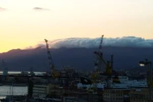 Nubi sui monti e sul porto di Genova, immagine d’archivio