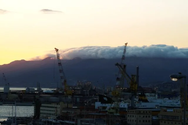 Nubi sui monti e sul porto di Genova, immagine d’archivio