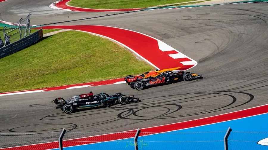Due monoposto affrontano una curva del Circuit of the Americas durante il Gran Premio degli Stati Uniti 2021