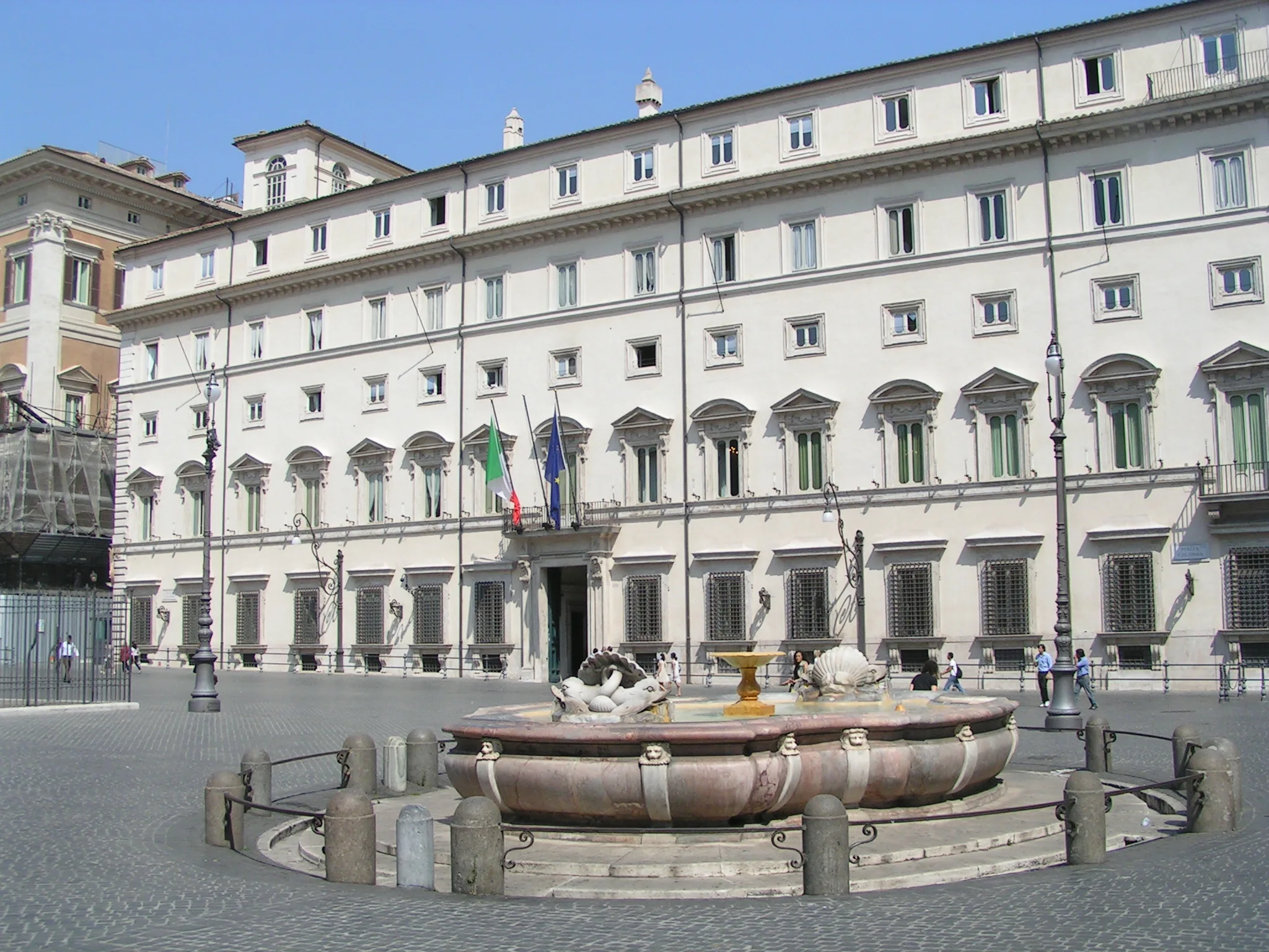 Facciata di Palazzo Chigi e fontana di piazza Colonna a Roma nel 2007