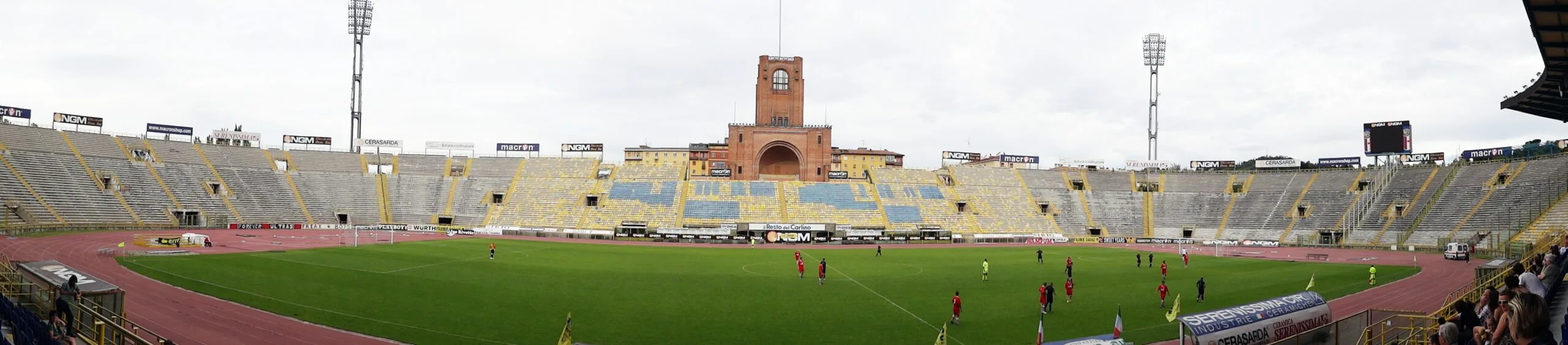 Panorama del campo e delle tribune del Dall’Ara con la torre di Maratona nel 2012
