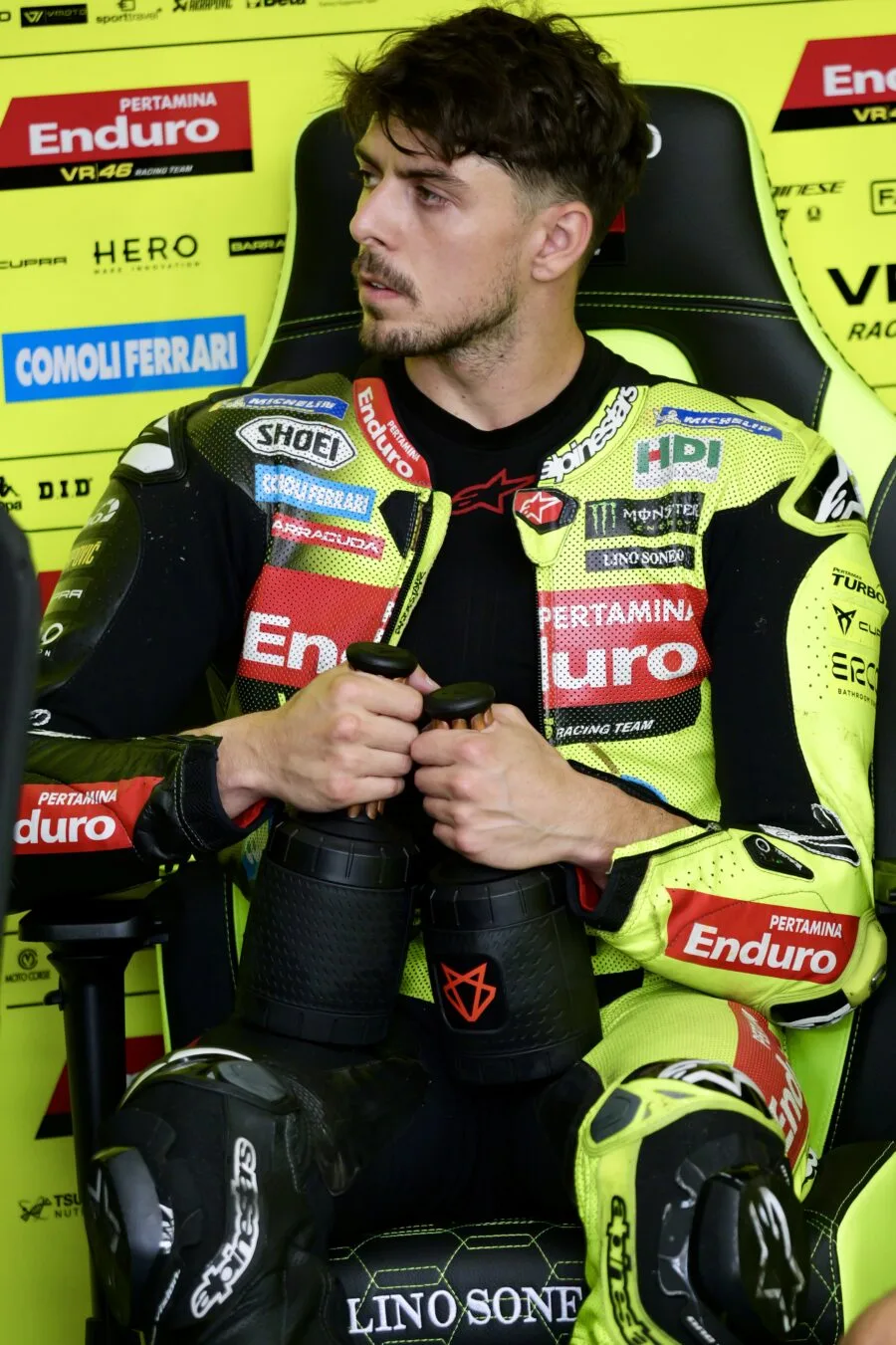 Fabio Di Giannantonio seduto nel box VR46 al GP di Spagna 2026, immagine d’archivio