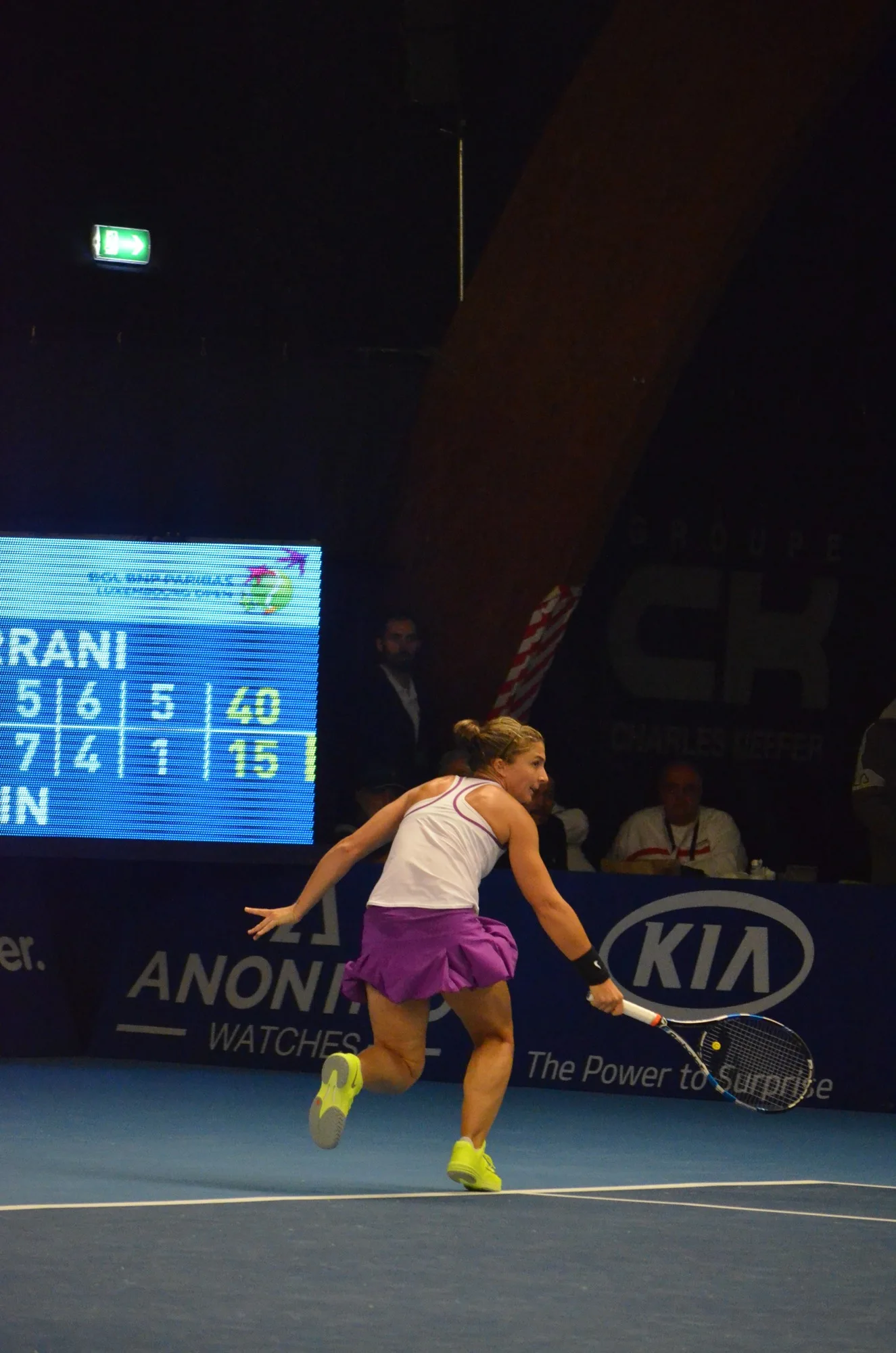 Sara Errani colpisce in corsa su un campo coperto