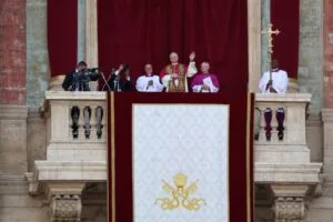 Papa Leone XIV sulla loggia di San Pietro